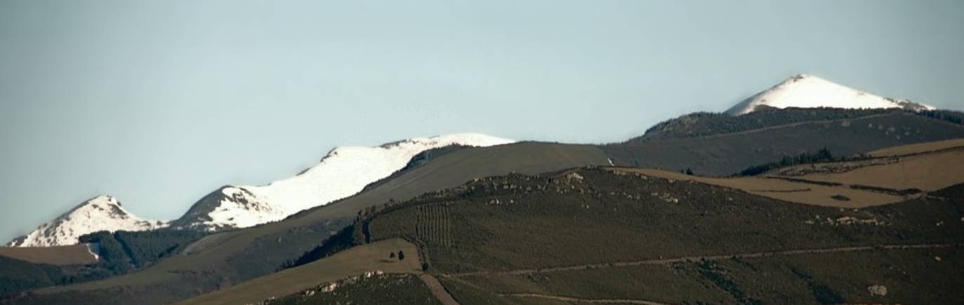 Desde os nosos pisos de aluguer podes disfrutar das vistas de Os Ancares con neve nos cumios
